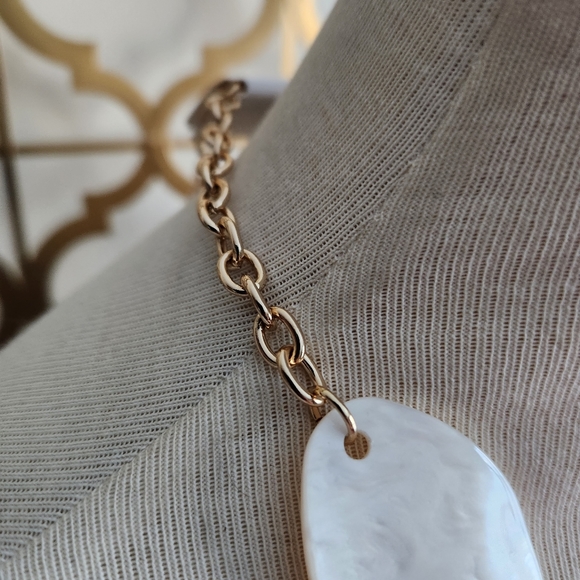 Black and white Acrylic Necklace & Earrings Set with Goldtone findings - Picture 6 of 16